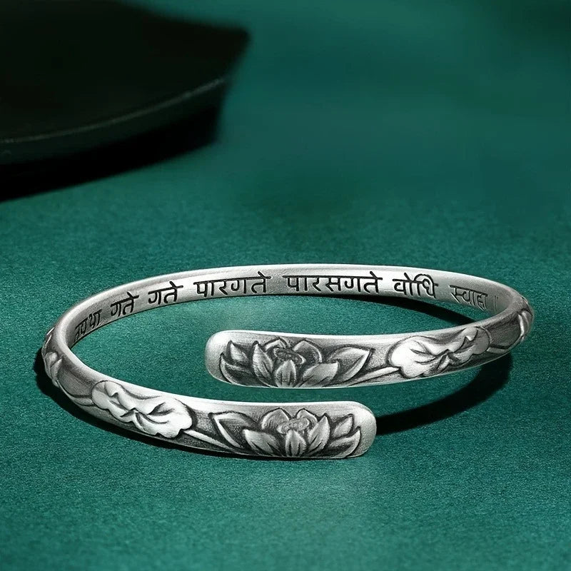 Bracelet tibétain bouddhiste, jonc lotus avec mantra intérieur, finition argent antique.