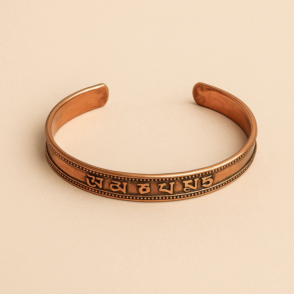 Bracelet jonc bouddhiste en métal gravé – symbole spirituel tibétain Image