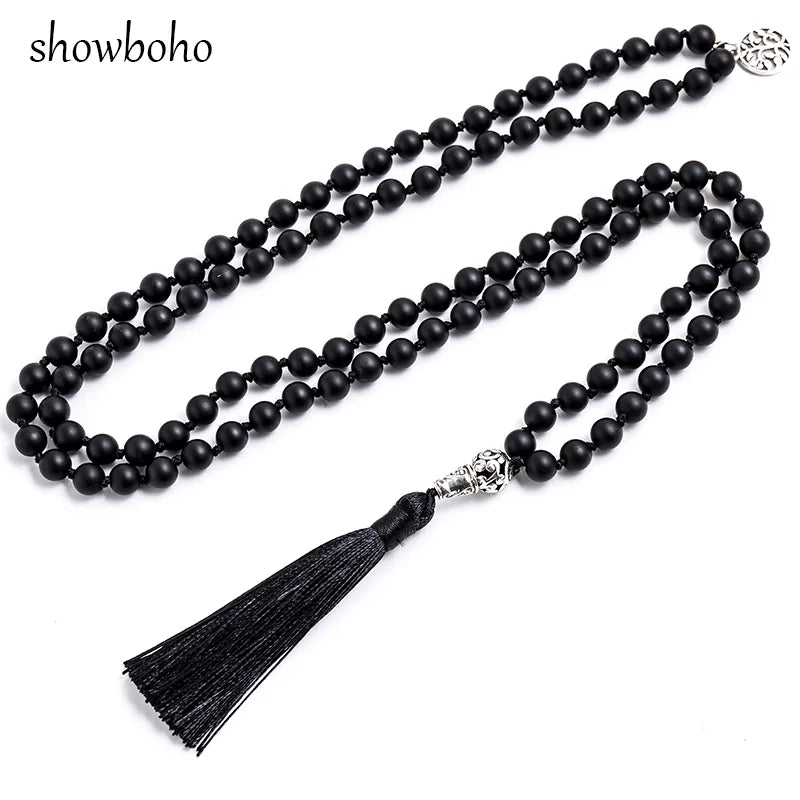 Collier mala 108 perles noires mates déployé en longueur, avec pampille arbre de vie argentée et pompon noir
