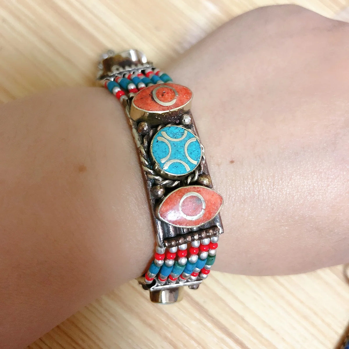 Bracelet tibétain bouddhiste vintage en pierres sacrées – Artisanat du Népal