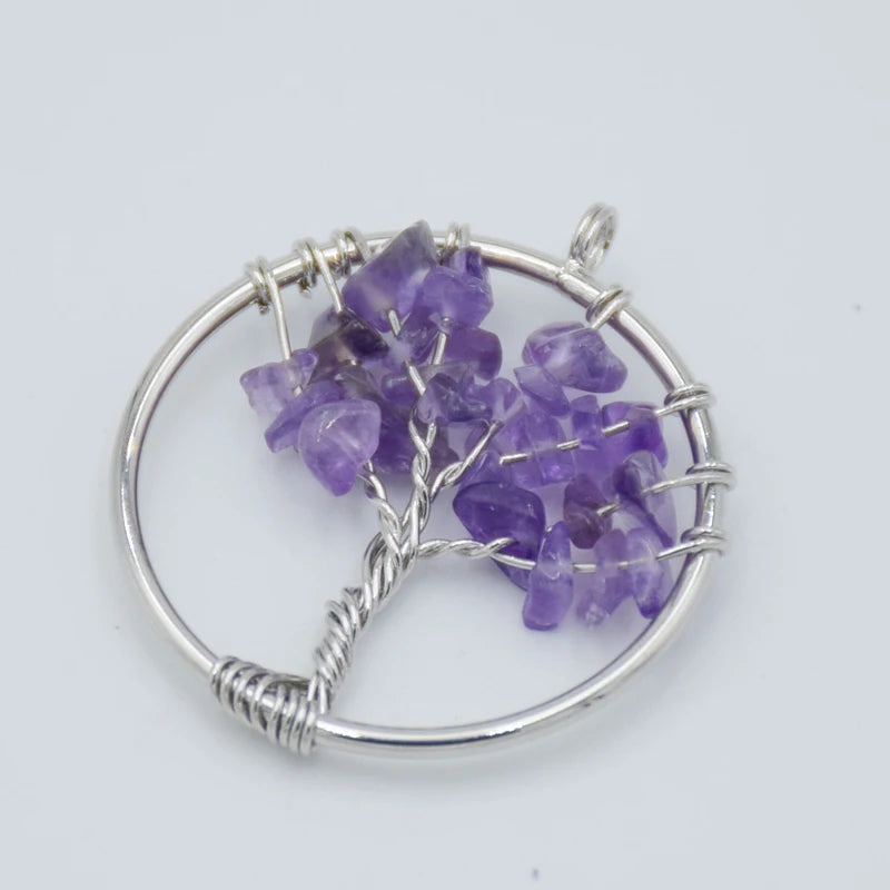 Pendentif Arbre de Vie en fil d'argent serti d'éclats d'améthyste violette, gros plan sur fond blanc