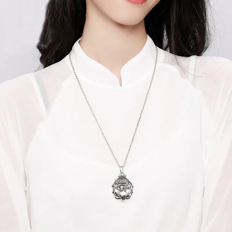 Pendentif Bouddha rieur en lotus – Harmonie et prospérité