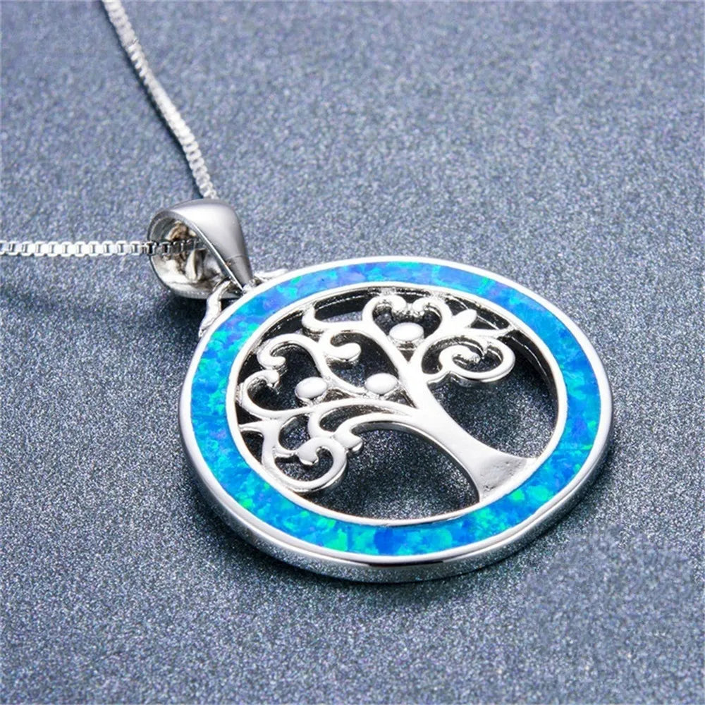 Collier Arbre de Vie Esprit Tibet, pendentif argenté orné d'une pierre opaline bleu-vert, vue rapprochée