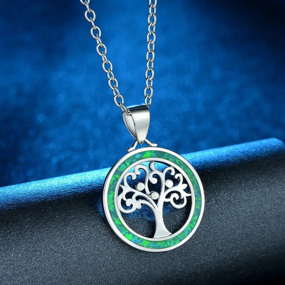 Collier Arbre de Vie Esprit Tibet, pendentif argenté et opale bleu-vert sur fond bleu nuit