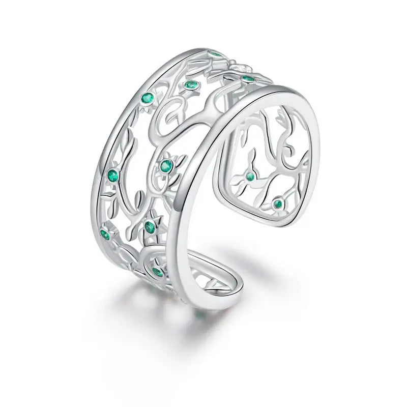 Bague Arbre de Vie large en argent 925 sertie de zircons verts, vue de profil sur fond blanc montrant le motif ajouré de l'arbre