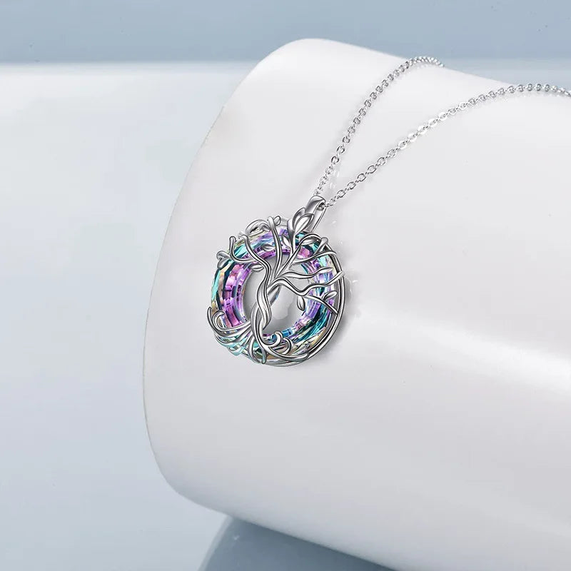 Collier Arbre de Vie Celtique en argent, cercle en cristal multicolore, posé sur un support blanc incurvé