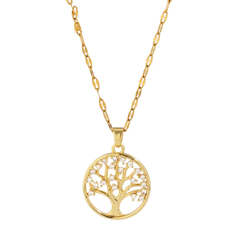 Collier Arbre de Vie avec pendentif rond serti de strass sur acier doré, présenté sur fond blanc