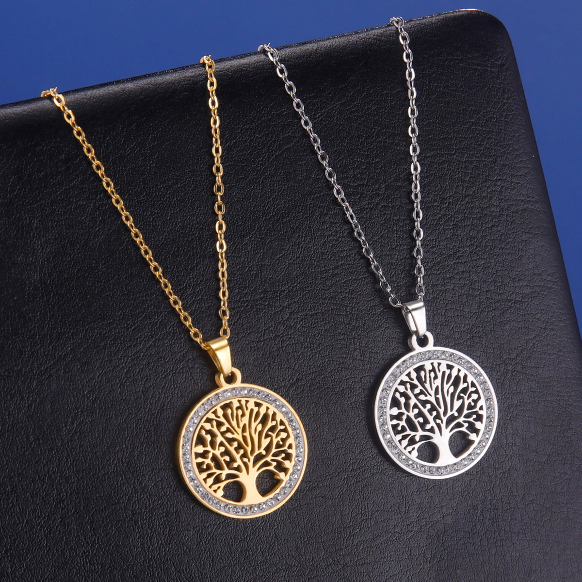 Pendentif Arbre de Vie serti de strass, versions dorée et argentée côte à côte