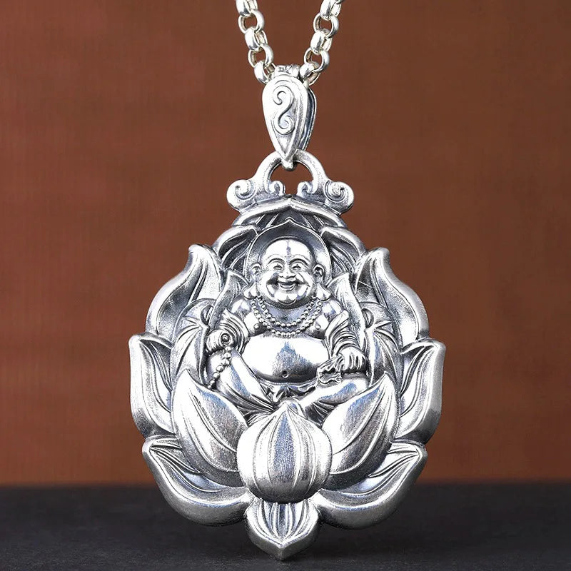 Pendentif Bouddha rieur en lotus – Harmonie et prospérité