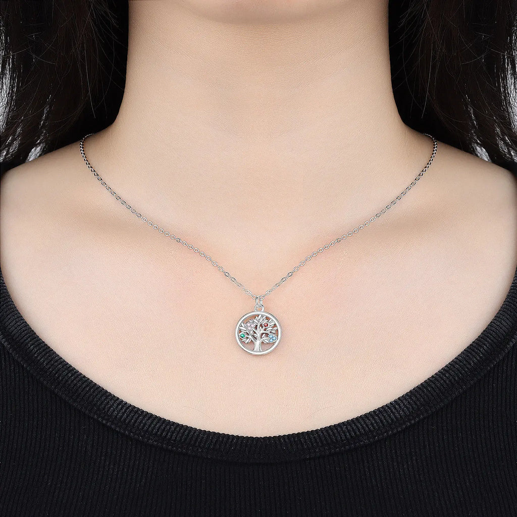Pendentif Arbre de Vie en argent 925 serti de pierres roses, rouges, vertes et bleues, porté au cou