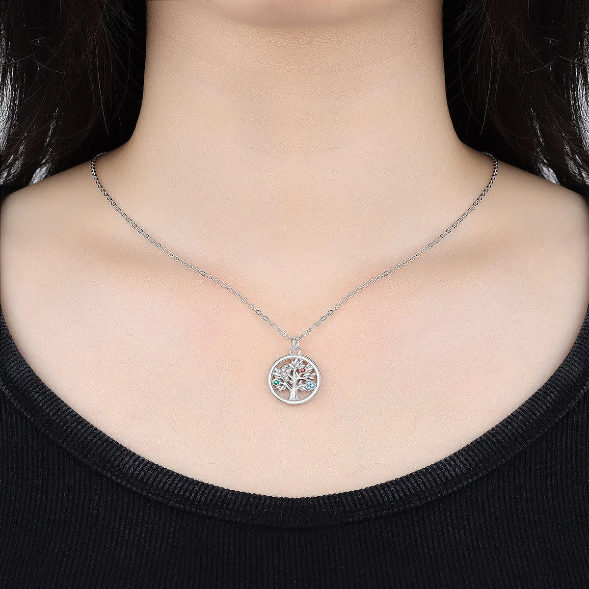Pendentif Arbre de Vie en argent 925 serti de pierres roses, rouges, vertes et bleues, porté au cou