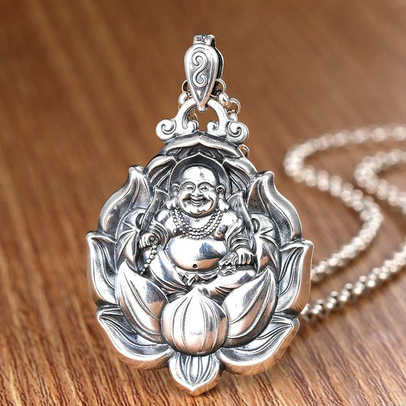 Pendentif Bouddha rieur en lotus – Harmonie et prospérité
