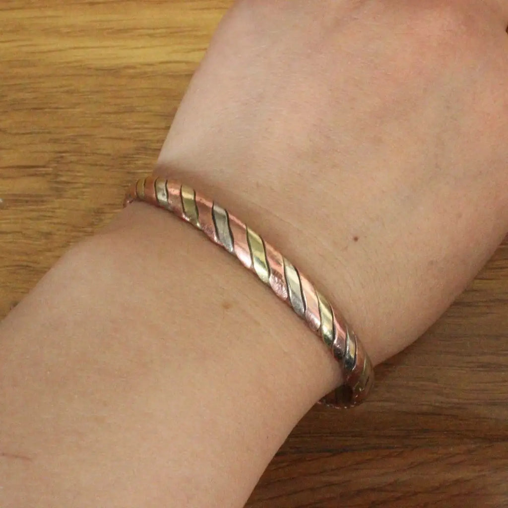 Bracelet tibétain bouddhiste fin en cuivre tressé – Lien spirituel