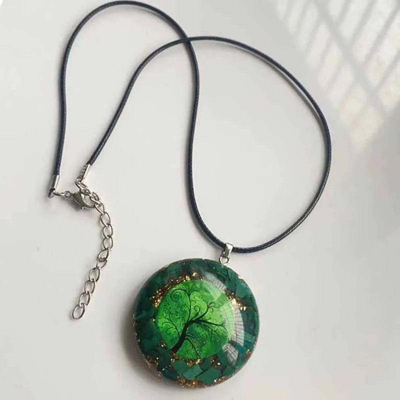 Collier cordon noir avec pendentif rond Arbre de Vie en résine verte et éclats de malachite, vue complète avec fermoir et chaînette d'extension