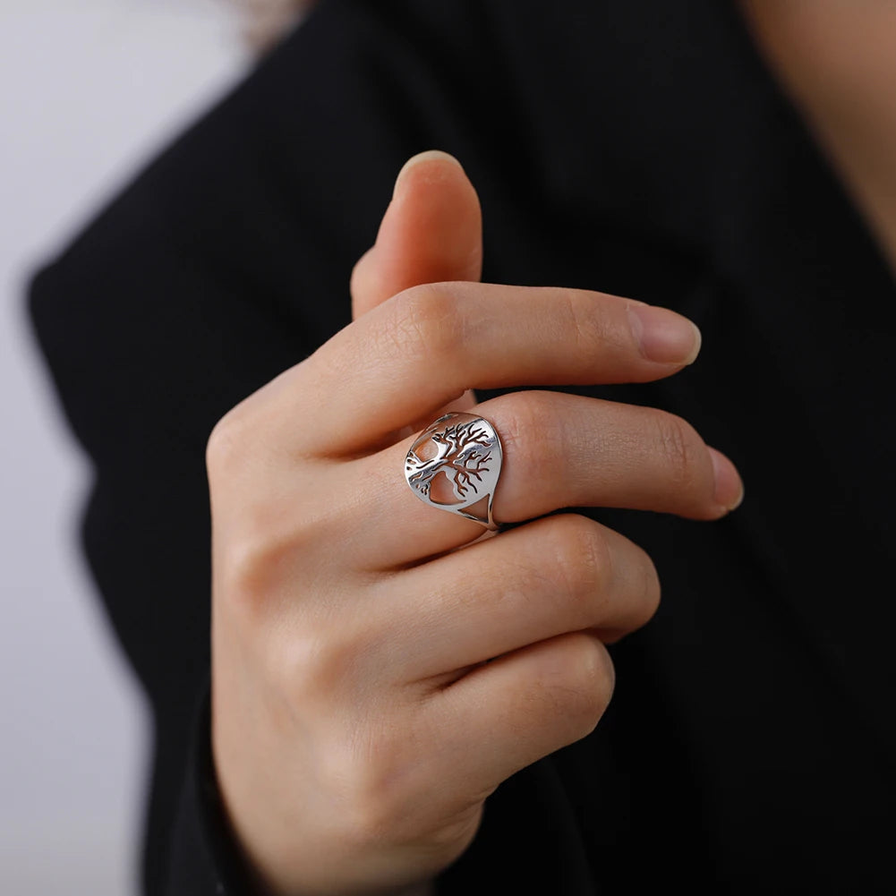 Bague fine Arbre de Vie en acier argenté portée au doigt, gros plan sur la main