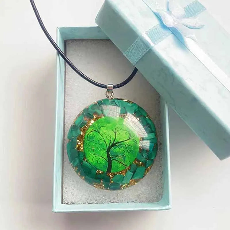 Collier pendentif Arbre de Vie en résine verte incrustée d'éclats de malachite, présenté ouvert dans son coffret cadeau bleu