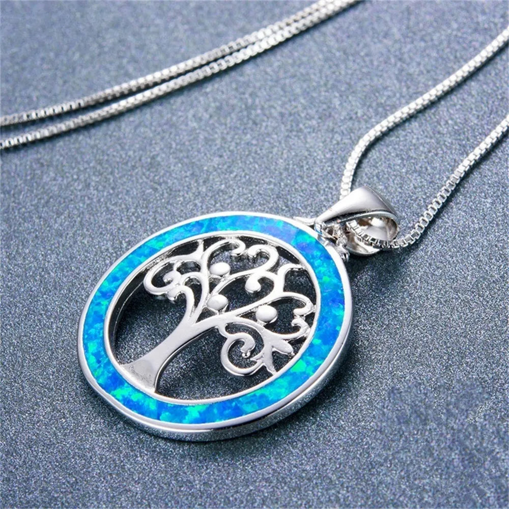 Collier Arbre de Vie Esprit Tibet porté, chaîne à maillons fine et pendentif opale bleue