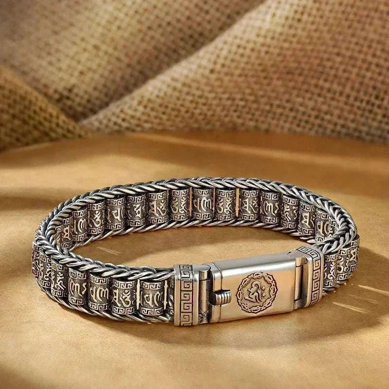 Bracelet jonc en argent à maillons gravés de mantras, fermoir à cliquet orné d'un dragon