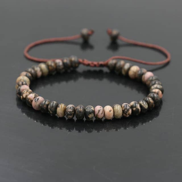 Bracelet Tibétain en Perles Minérales – Cordon Coulissant Ajustable Esprit Tibet Corail Sombre 