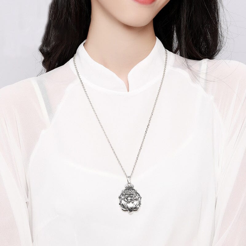 Pendentif Bouddha rieur en lotus – Harmonie et prospérité Esprit Tibet 