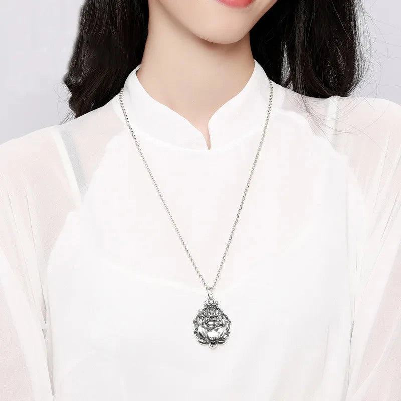 Pendentif Bouddha rieur en lotus – Harmonie et prospérité Esprit Tibet 